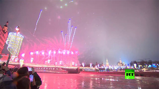 فيديو .. سكان موسكو يحتفلون بالعام الميلادي الجديد 