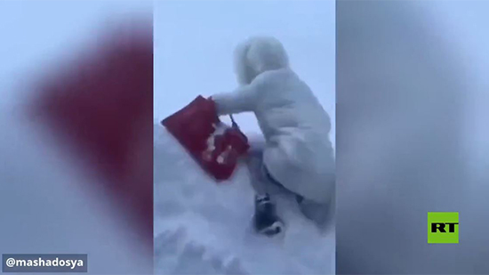 فيديو .. مدينة روسية تغطيها الثلوج بعد عاصفة قوية 