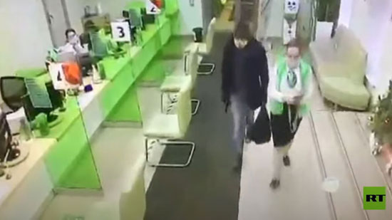 فيديو .. باستخدام المسدس .. رجل مقنع ينجح في سرقة بنك روسي 
