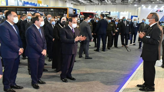 الرئيس السيسي يشيد بمعرض إحلال السيارات