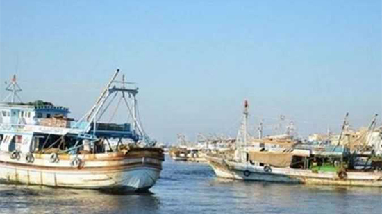 السلطات التونسية تحتجز مركب مصري على متنه 28 صيادا