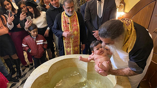 مطران القدس يترأس طقوس معمودية طفلين ببلدة الطيبة
