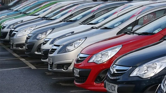 بريطانيا تسجل أدنى مستوى لمبيعات السيارات منذ 77 عاما
