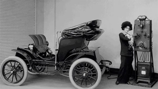 قبل 171 عاما.. حكاية أول مخترع سيارة كهربائية فى التاريخ