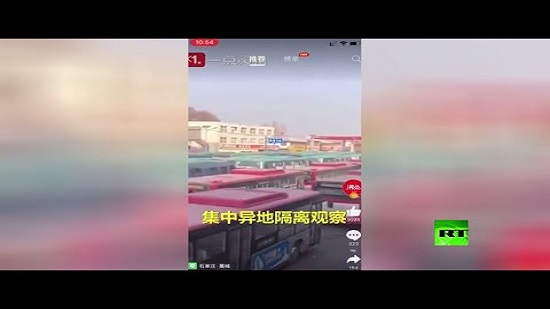  فيديو .. حافلات تنقل الآلاف إلى حجر صحي بعد إصابات كورونا الجديدة في الصين 
