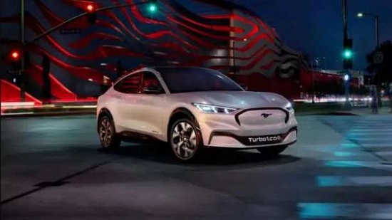 «فورد» تحصد جائزة أفضل سيارة كهربائية متعددة الاستخدام في 2020
