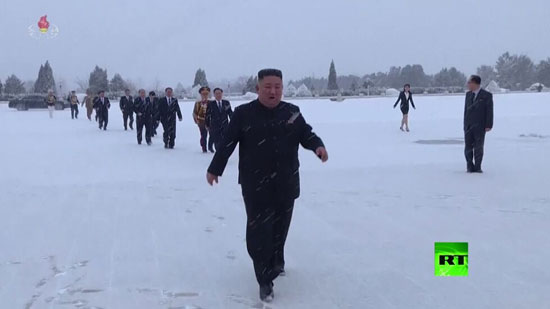 فيديو .. زعيم كوريا الشمالية يزور ضريح أبيه وجده 