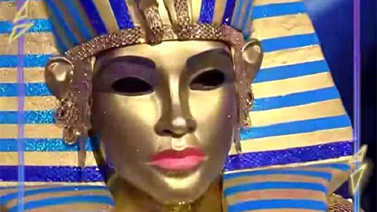 فنانة مصرية تفاجئ الجمهور بتنكرها في شخصية «نفرتيتي» ببرنامج «أنت مين»(فيديو)