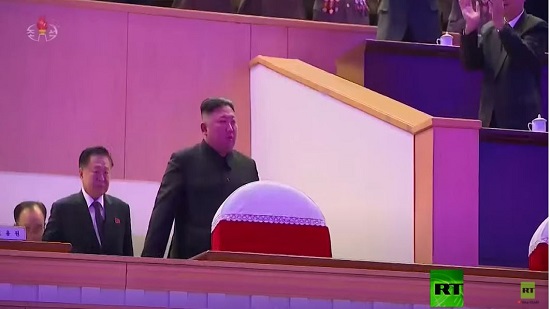  فيديو .. تصفيق طويل لزعيم كوريا الشمالية خلال عرض احتفالي 
