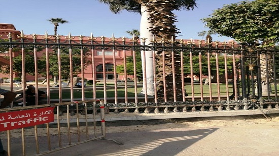 البوابة الخارجية الأصلية للمتحف المصري  محفوظه لحين الانتهاء من خروج موكب المومياوات الملكية