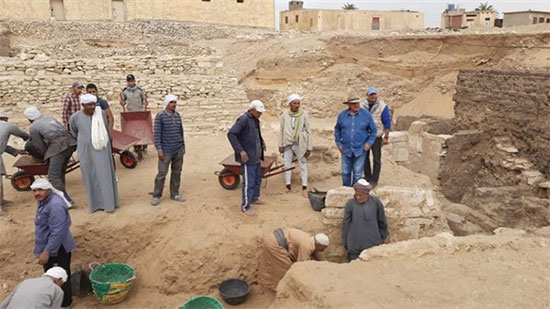 معبد وتوابيت ومومياوات.. تفاصيل الاكتشافات الأثرية الجديدة بمنطقة آثار سقارة