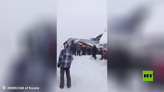 فيديو .. الثلوج تدفن 12 شخص بعد انهيار على منحدر تزلج شمال القوقاز