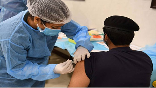 الإمارات توسع حملة التطعيم ضد كورونا لتضم الشباب