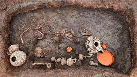 عمرها 2000 سنة.. اكتشاف مقبرة طفل روماني ومعه كلبه