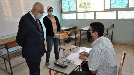 صورة أرشيفية للدكتور طارق شوقي وزير التعليم أثناء تفقده إحدى اللجان