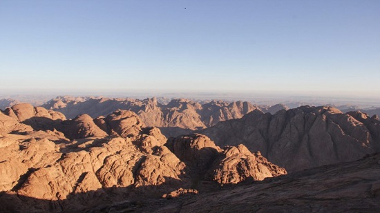 دليل صعود جبل موسى: كل ما تريد أن تعرفه عن تسلق جبل سيناء وسانت كاترين
