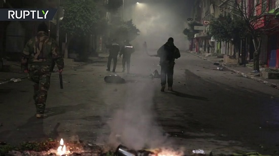  فيديو .. مواجهات عنيفة بين المحتجين والشرطة بتونس 
