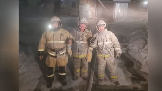 فيديو .. رجال إطفاء يستخدمون المطارق لخلع بدلهم الخاصة في روسيا 