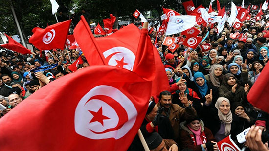 
متظاهرون تونسيون يتوجهون إلى مقر وزارة الداخلية التونسية