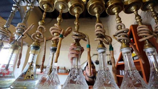 الصحة تحسم الجدل حول شرب الشيشة في المنازل.. بيئة صالحة لانتشار كورونا