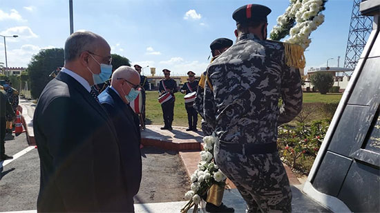 محافظ بورسعيد يضع إكليل الزهور علي النصب التذكاري 