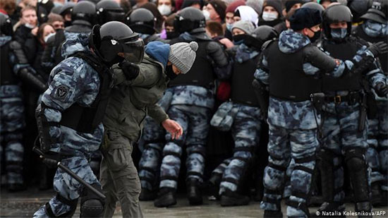 ليبراسيون : مواجهات بين أنصار المعارض نافالني والشرطة الروسية 