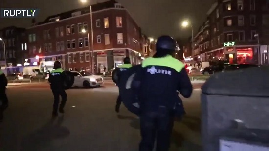  فيديو .. تجدد الاشتباكات في هولندا بسبب قيود كورونا 
