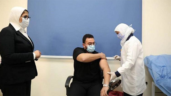  فيديو.. أول طبيب مصري يحصل على لقاح كورونا يكشف الأعراض بعد تناول الجرعة