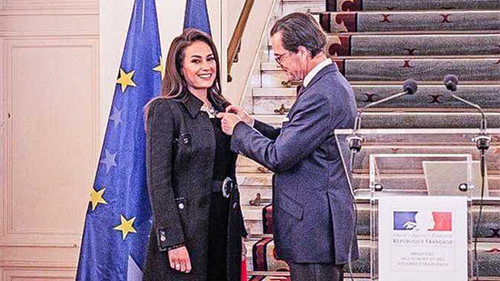 السفير الفرنسي بالقاهرة يهدي هند صبري وسام الفنون والآداب من درجة ضابط (صور)