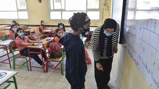طلاب المدارس يلتزمون بارتداء الكمامات الطبية للوقاية من كورونا خلال الفصل الدراسي الاول
