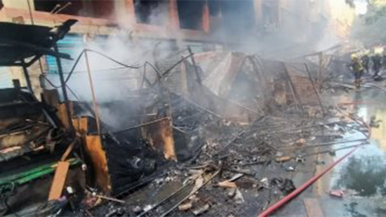 شهود عيان: انفجار كابل كهرباء وراء نشوب حريق هائل بسوق التوفيقية.. فيديو وصور