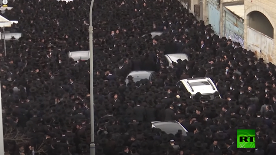 رغم قيود كورونا.. آلاف اليهود يحضرون جنازة حاخام بارز في القدس