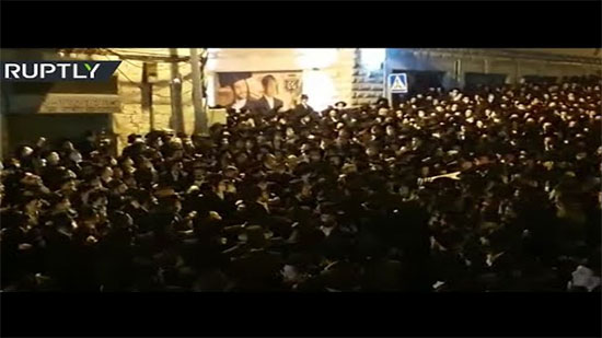 فيديو .. اليهود الحريديم يخرقون إجراءات كورونا بالتزاحم بجنازة الحاخام 