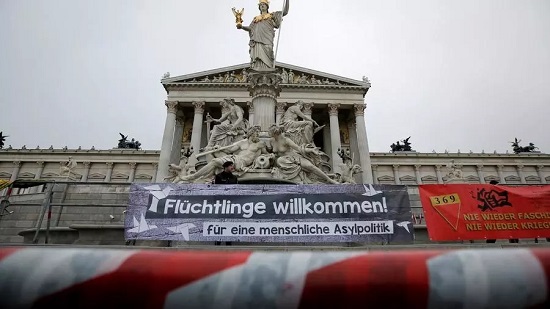  بالفيديو متظاهرون بالنمسا حاولوا اقتحام البرلمان 