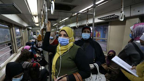 ركاب المترو يلتزمون بارتداء الكمامات الطبية لمواجهة فيروس كورونا