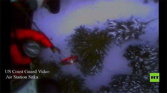 فيديو .. دب يهجم على رجل في ألاسكا وخفر السواحل الأمريكي يتدخل 