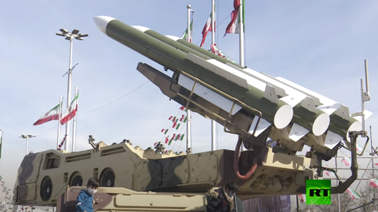 الحرس الثوري الإيراني يستعرض صواريخ في ذكرى الثورة الإسلامية