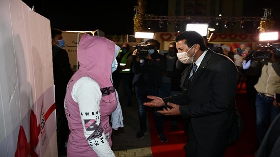  وزير الرياضة يشارك في احتفالية صندوق تحيا مصر لتجهيز 158 عروسة بحي الأسمرات
