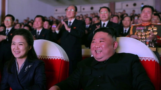 فيديو .. زوجة الزعيم الكوري الشمالي تظهر للمرة الأولى منذ أكثر من عام 