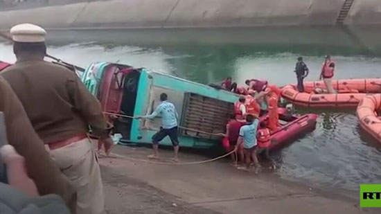 فيديو .. مقتل 40 شخص إثر سقوط حافلة بقناة مائية بالهند 
