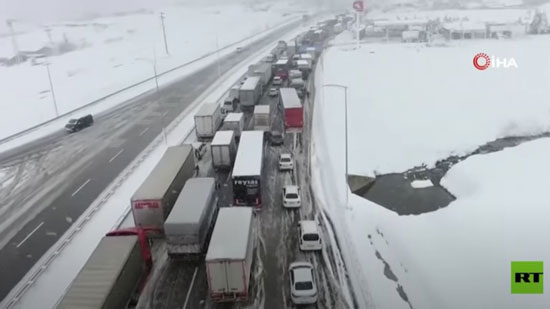 فيديو .. تركيا تغرق في الثلوج وإغلاق أحد الطرق السريعة