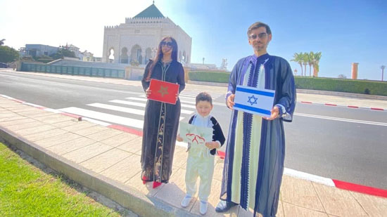 مغاربة يحملون علم إسرائيل من ضريح محمد الخامس بالرباط وتل أبيب تعلق 