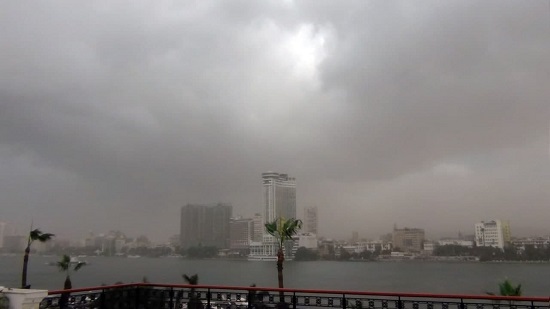 شاهد.. لحظة سقوط الأمطار اليوم و بداية العاصفة فوق نيل القاهرة

