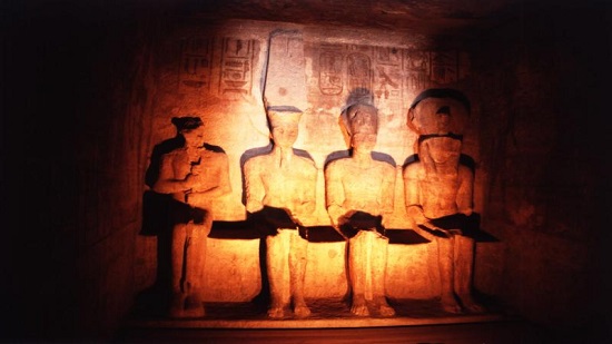 ظاهرة تعامد الشمس على تمثال رمسيس الثاني بمعبد أبوسمبل 
