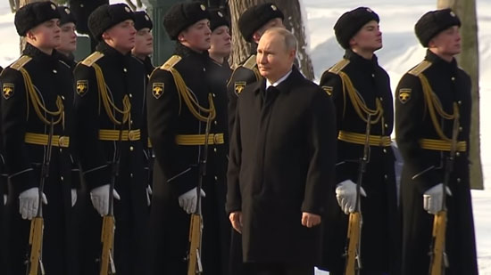 بوتين يضع إكليلا من الزهور على ضريح الجندي المجهول ويثنى على قدرات الجيش الروسي