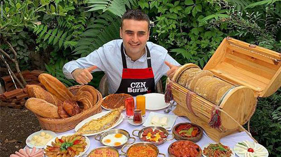 الشيف بوراك يفشل في قلب «حلة» طعام أمام مطعمه بدبي بعد إعادة افتتاحه (فيديو)