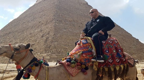 مدرب بطل كمال الأجسام المصري بيج رامي يزور منطقة آثار الهرم | صور
