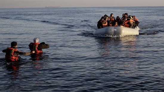 قوات الإنقاذ من 6 محافظات تواصل البحث عن ضحايا غرق مركب بحيرة مريوط 
