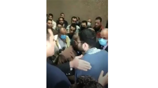 الاجهزة الأمنية بالمنيا تتعهد لشقيق ضحية أمين الشرطة برد حقه