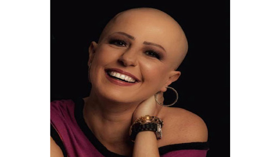 لينا شاكر فى جلسة تصوير بعد إصابتها بالسرطان وشريف مدكور يدعمها.. صور